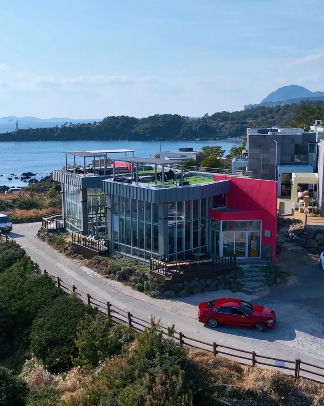 제주 바다 앞에 자리한 마녀의언덕 카페와 공간 전경